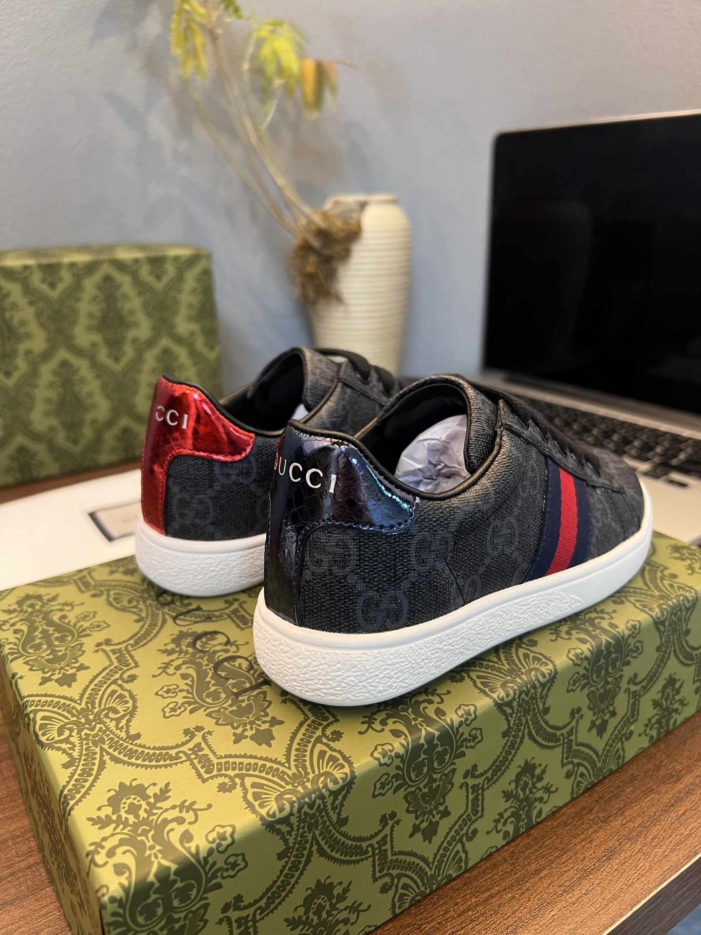 Children's shoes child